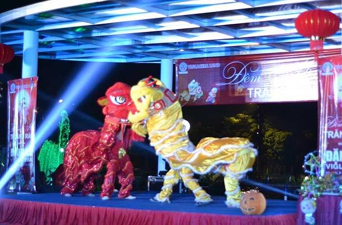 Nhiều khu đô thị tại Hà Nội đêm 7/9 đã tổ chức các đêm hội trăng rằm cho các bé thiếu nhi