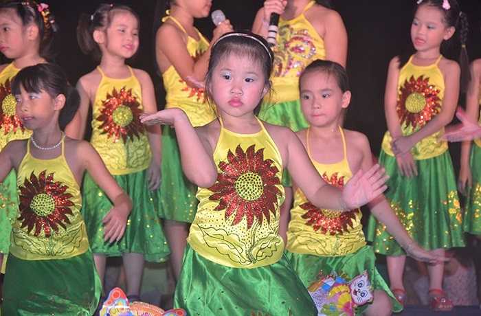 Tại khu đô thị Đặng Xá (Gia Lâm, Hà Nội, tối 7/9 hàng nghìn người là các cư dân khu đô thị và người dân ở các xã lân cận thuộc huyện Gia Lâm đã đổ về khu công viên trung tâm để tham dự các hoạt động trong đêm hội trăng rằm 