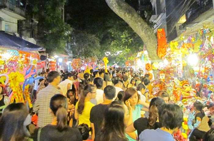 Đến 7h tối, lượng người đổ về khu vực này tiếp tục tăng mạnh