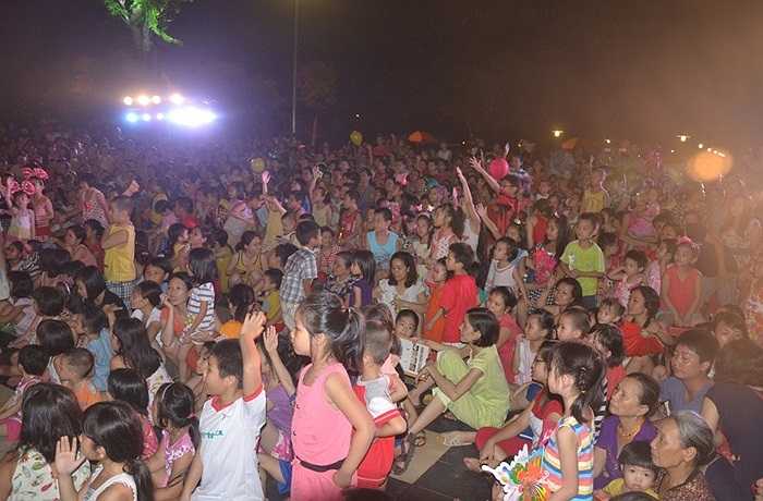 Trong đêm hội, hàng trăm em nhỏ được nhận quà trung thu, thưởng thức các tiết mục biểu diễn văn nghệ, múa lân sôi động, các hoạt cảnh vui nhộn, ảo thuật đặc sắc, được nghe những câu chuyện về sự tích chú Cuội, chị Hằng và được tham gia phá cỗ, rước đèn trông trăng.