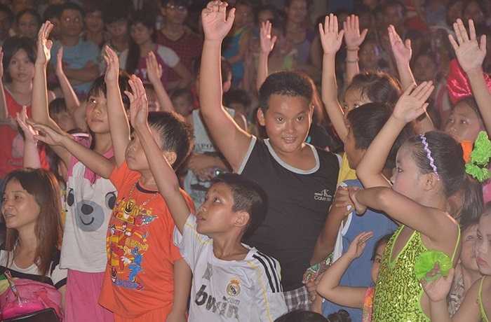 8h tối, cả khuôn viên của khu công viên trung tâm đông nghẹt các em nhỏ và các bậc phụ huynh