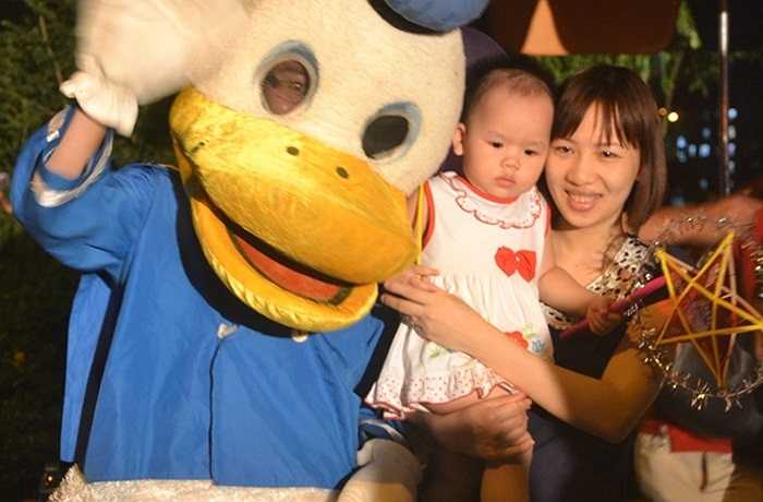 Nhiều gia đình tranh thủ chụp ảnh với các nhân vật hoạt hình đáng yêu