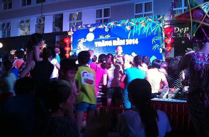 Tại khu đô thị Nam Cường (Lê Văn Lương, Hà Nội) các hoạt động của đêm hội trăng rằm cũng thu hút được sự chú ý của các cư dân