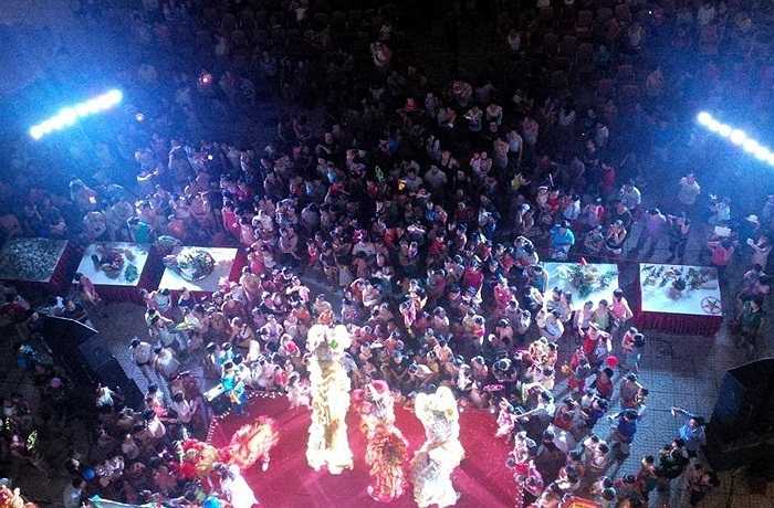 Do lượng cư dân chuyển về sống tại các khu đô thị này khá lớn nên tối 7/9, nhiều gia đình buộc phải xem lễ hội trăng rằm từ ban công nhà vì tại khu vực sân khấu lượng người đổ về quá lớn