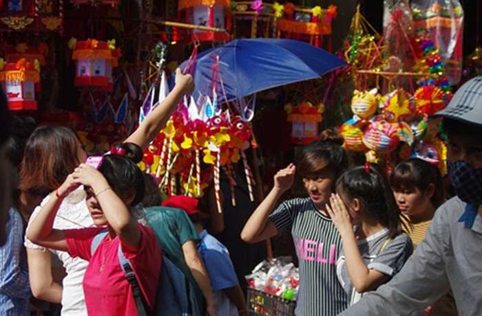 Không chỉ tại các khu đô thị, tại phố Hàng Mã, tuyến phố trung thu nổi tiếng từ chiều qua lượng người đổ về đã tăng mạnh