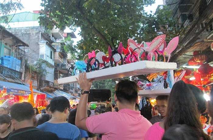 Nhiều người bán hàng muốn di chuyển buộc phải đội đồ lên trên đầu