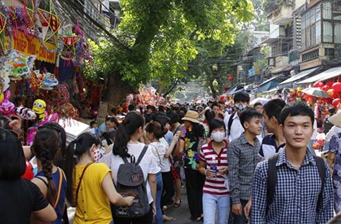 Dòng người đến phố Hàng Mã luôn đông nghẹt như thế này