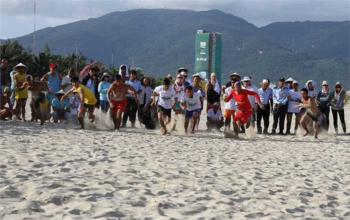 Ngày hội có sự tham gia của 17 đội cứu hộ đến từ các khu nghỉ dưỡng đẳng cấp của miền Trung và các nước tại khu vực. (Ảnh: Bửu Lân)