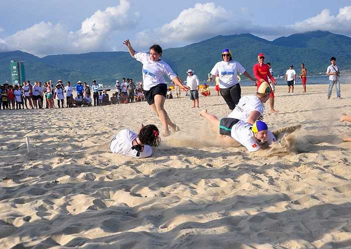 Những pha nhào lộn hấp dẫn. (Ảnh: Bửu Lân)