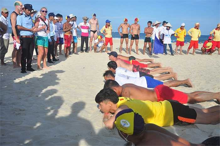 Những kỹ năng cứu hộ biển được trình diễn trước người dân địa phương và du khách. (Ảnh: Bửu Lân)