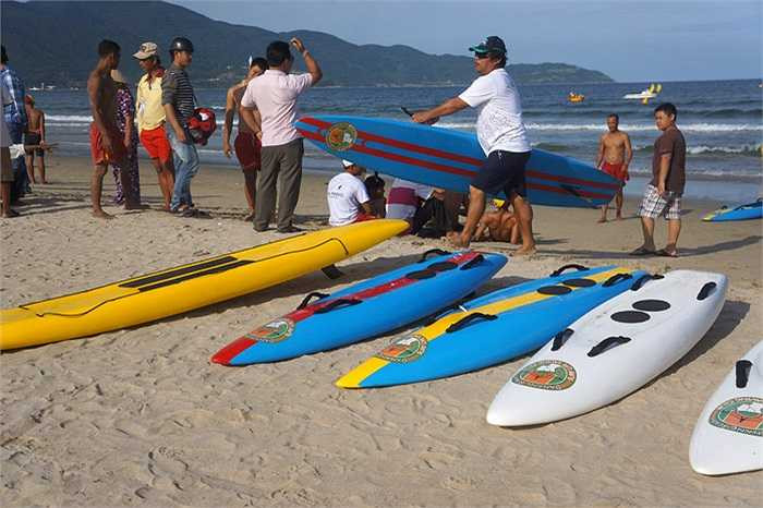 Kỹ năng cứu hộ cùng ván lướt. (Ảnh: Bửu Lân)