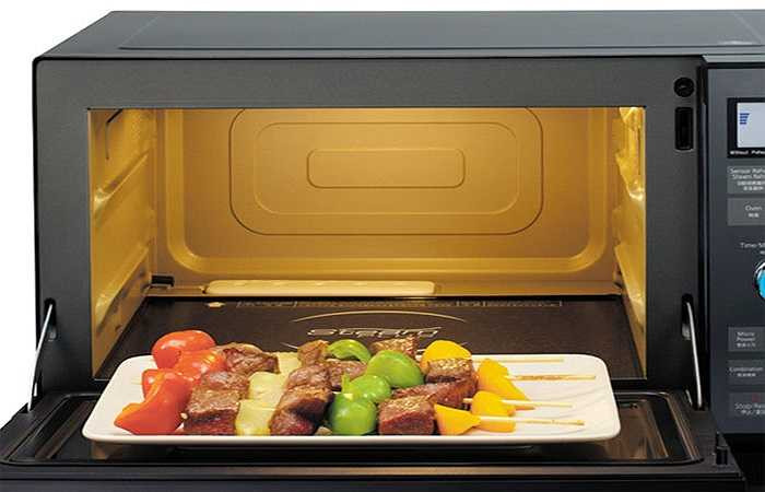 Trước khi nướng nên cho thực phẩm vào lò vi sóng và bật lò ở mức công suất trung bình trong 1 - 2 phút. Các nghiên cứu cho thấy cách làm này có thể giảm đến 90% lượng HCAs. Không nên tận dụng phần nước chảy ra từ thịt khi nấu bằng lò vi sóng vì nước này chứa rất nhiều HCAs.