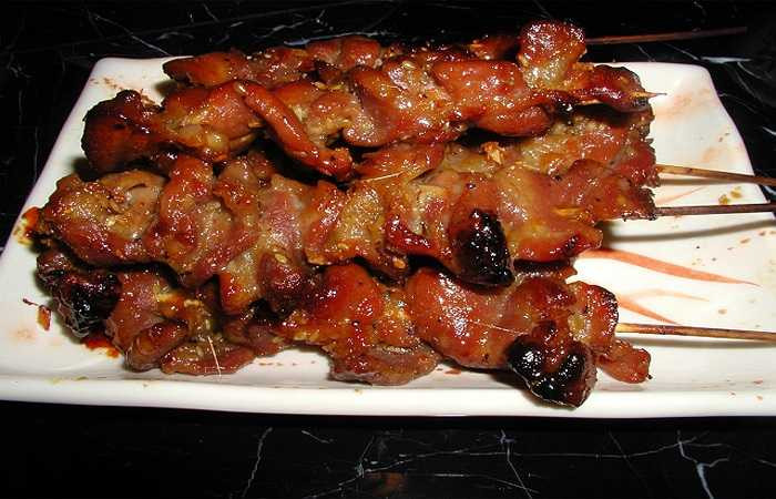 Nên sử dụng thịt nạc và các loại nước xốt tạo hương thơm chứa ít mỡ béo để tránh việc dầu mỡ béo nhỏ giọt trên than nướng tạo nên lửa bùng cháy, gây khói, và làm khét món nướng.