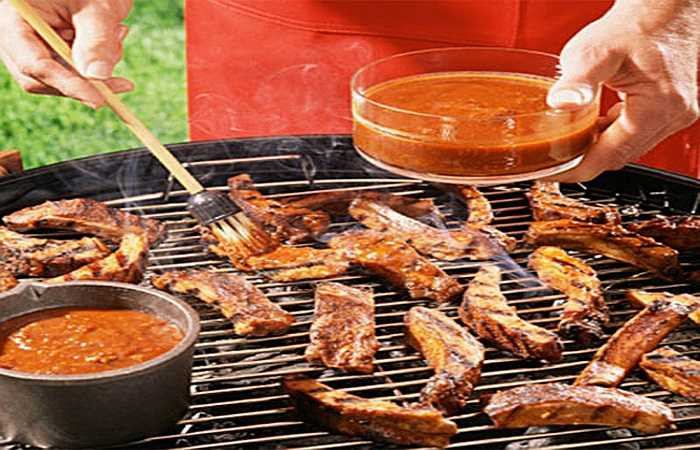 Sử dụng một loại sốt cay khi tẩm ướp để hạn chế tác động xấu của đồ nướng. Một nghiên cứu năm 2008 của các nhà khoa học thuộc Đại học Bristol (Anh) cho thấy rằng sốt cay có thể làm giảm sự hình thành HCA, do đó, bạn hãy đừng ngại rắc ớt đỏ lên đồ nướng khi tẩm ướp.