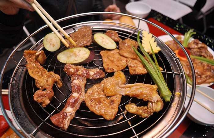 Các mảng đồ ăn bị cháy còn dính bám cũng là một trong những yếu tố gây nguy hại cho món thịt nướng, thay vỉ nướng thường xuyên và làm sạch chúng không những khống chế được những hợp chất có hại cho cơ thể mà còn làm cho thực phẩm giữ được mùi vị trọn vẹn.