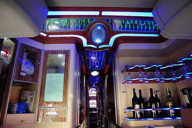 e khách giường nằm của một đơn vị kinh doanh 2 chiều tuyến Hà Nội-Điện Biên được thay đổi thiết kế nội thất từ 47 ghế ngồi thành 20 giường nằm riêng biệt. Bước lên xe, ánh sáng ấm cúng và không gian tiện lợi thể hiện ngay ở quầy bar nhỏ bên tay phải và hộc tủ đựng đồ y tế và các vật dụng cần thiết cho mỗi hành trình bên tay trái.