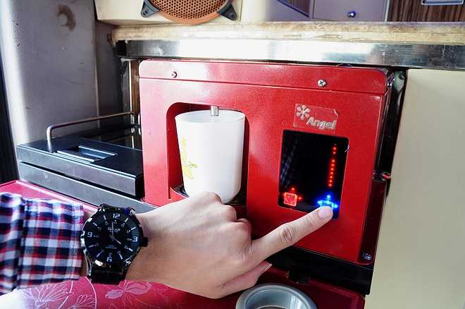 Ngay ở cửa lên xuống là bình nước nóng lạnh tùy sở thích của khách hàng. Bên dưới là thùng lạnh chứa nước.