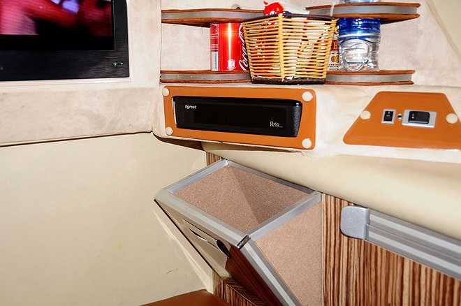 Ngay dưới tivi cũng có một hộc nhỏ, giúp hành khách chứa tối đa mà không phải chiếm dụng không gian của giường.