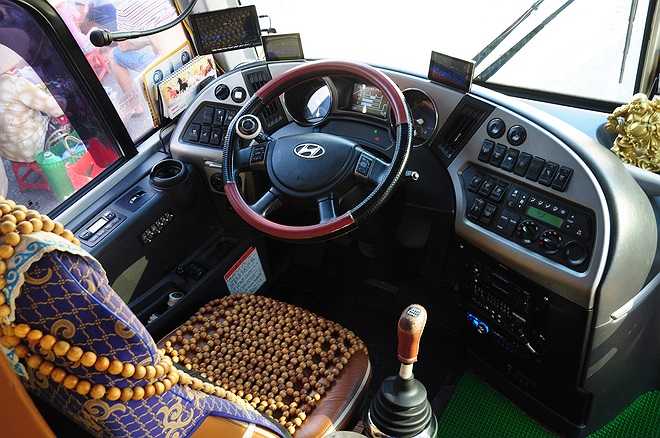 Cabin độ lại với nhiều nút điều chỉnh và màn hình quan sát, nhất là khi lùi xe. Để đảm bảo an toàn và độ êm ái khi chạy đường đèo núi, xe chế thêm 4 giảm xóc ở mỗi bánh.