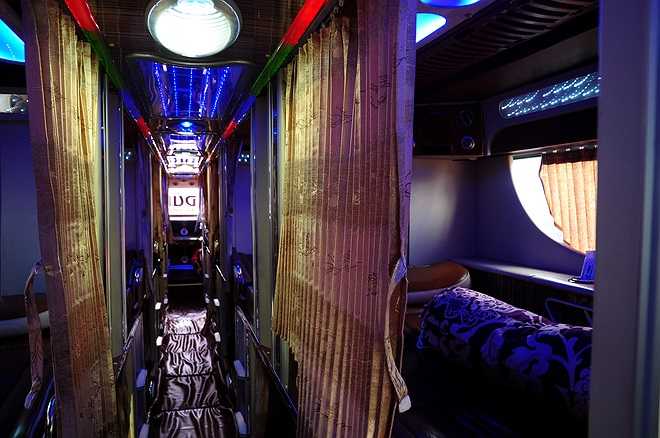 Không gian ấm áp với ánh sáng dịu đủ các loại màu. Tổng số tiền mua xe và thay đổi thiết kế nội thất lên tới 7 tỷ đồng. Mức giá cho một chiều vào khoảng 650.000 đồng mỗi hành khách. Các giường có không gian riêng tư, ngăn cách nhau bởi màn che.