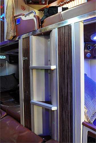 Các giường tầng trên và dưới bố trí so le nhau để bậc thang bước lên tầng 2 không thẳng vào mặt người nằm dưới.