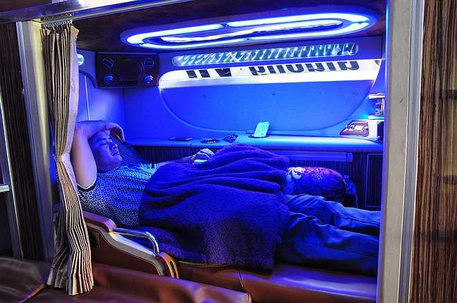 Có hai tầng giường mỗi bên, trong đó giường tầng một tổng chiều dài 1,8 m, giường tầng 2 tổng chiều dài 1,9 m, phù hợp với cả khách hàng Việt và nước ngoài. Bề rộng gấp rưỡi giường ở các xe thông thường. Ánh sáng ấm áp cùng những tiện ích tạo không gian riêng tư, ghế có dây bảo hiểm, dễ dàng nâng hạ phần đầu theo ý thích. Mỗi giường chỉ cho một khách hoặc thêm một trẻ em nếu đi cùng bố mẹ.