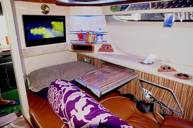 Không gian bên trong mỗi giường đầy đủ như trên máy bay, từ ti vi, nước uống, đồng hồ, ánh sáng tiện nghi. Đồng hồ ngay phía trên tivi, mỗi người tùy chọn xem chương trình mà mình yêu thích.