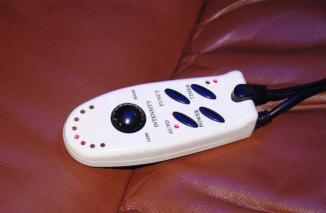 Điều khiển mát xa ghế, có nhiều cấp độ và kiểu rung, với ba phần chính là đầu, lưng và chân.
