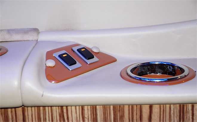 Hộc đựng nước ngay tầm với và hai nút điều chỉnh ánh sáng.