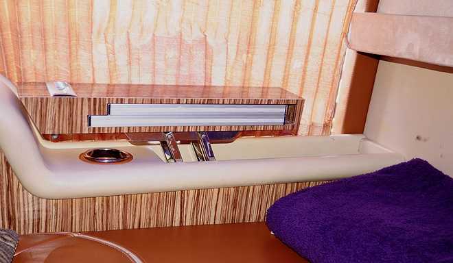 Bên cạnh còn có khe bật lên để chứa những hành lý cỡ nhỏ mang theo người mà không gửi ở khoang hành lý bên dưới gầm xe.