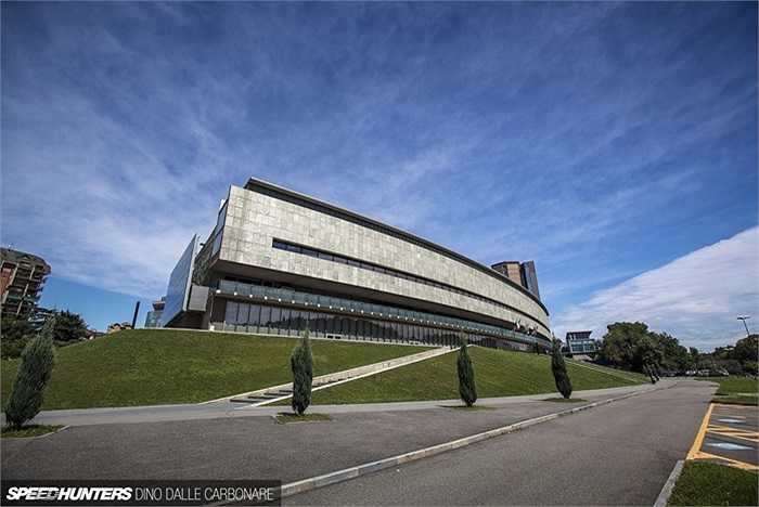 Bảo tàng có diện tích trưng bày xe lên đến 19.000m2, trong tòa nhà 3 tầng. Trong bảo tàng cũng có thư viện, phòng chiếu phim...