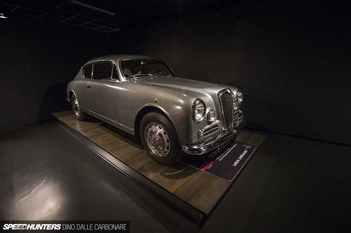 Aurelia 1958 là chiếc xe đầu tiên trên thế giới được trang bị động cơ V6 2.5L, loại động cơ phổ cập nhất hiện nay.