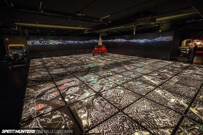 Thú vị nhất là sa bàn thành phố Turin. Một bản đồ 3D lịch sử công nghiệp ô tô, với vị trí của các nhà chế tạo xe hơi, xưởng thiết kế, nhà máy, nhà cung cấp và các cửa hàng độ xe.