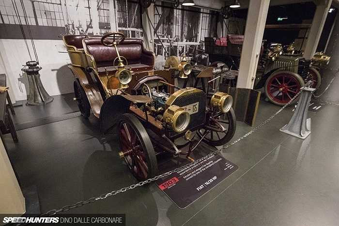 Chiếc Fiat này ra đời năm 1903. Thời đó, cỗ máy 4 xi-lanh dung tích 4.179 cc chỉ đạt công suất đỉnh 20 mã lực ở vòng tua 1000 vòng/phút đã là đỉnh công nghệ.