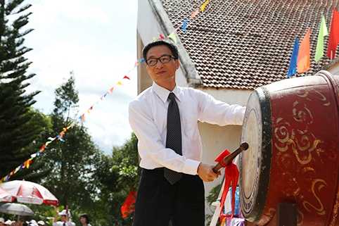 Phó Thủ tướng Vũ Đức Đam đánh trống khai giảng năm học mới tại trường THPT Pleiku 