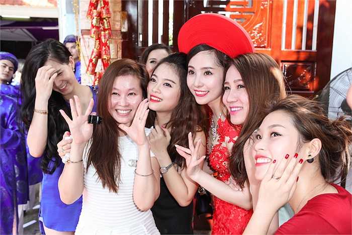 Quỳnh Nga rạng rỡ bên bạn bè.