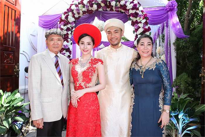 Doãn Tuấn và Quỳnh Nga chụp hình kỷ niệm cùng bố mẹ.