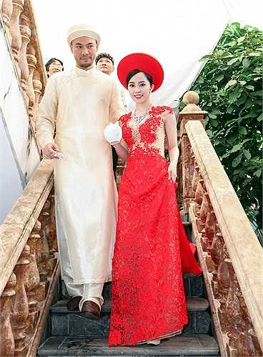 Cặp uyên ương tiếp tục mang trà và mời quan viên hai họ theo tập tục cổ truyền.