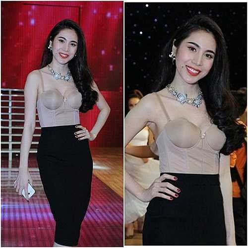 Một chiếc áo chẽn ngực màu nude khiêu khích mọi ánh nhìn của bà xã tuyển thủ Công Vinh.