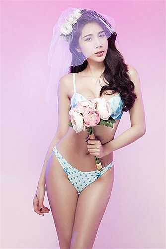 Bức hình nội y cô dâu quyến rũ của nữ ca sỹ Thủy Tiên khiến nhiều khán giả trầm trồ khen ngợi.