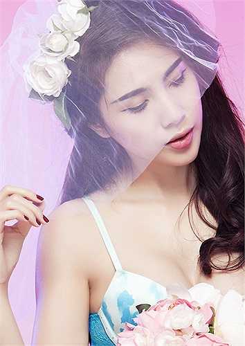 Trong trang phục nội y gợi cảm kết hợp với lớp voan trắng đội đầu, Thủy Tiên hóa thành cô dâu vừa dịu dàng vừa quyến rũ. 