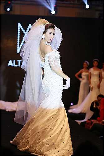 Người mẫu sinh năm 1996 rất hợp với những bộ váy cưới thiết kế tinh tế, có những điểm nhấn phá cách.