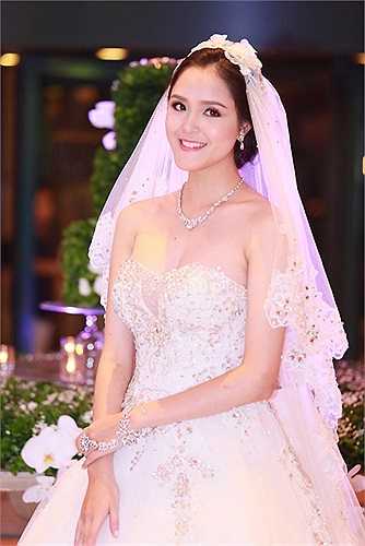 Vẻ đẹp trong sáng, thánh thiện của Á hậu Việt Nam Ngọc Anh rất hợp với trang phục cô dâu truyền thống.