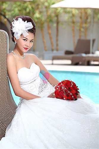 Nét cá tính, mạnh mẽ của chân dài phù hợp với những bộ váy cưới có nhiều điểm nhấn độc đáo, lạ mắt.