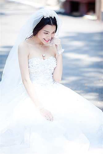 Sở hữu thân hình gợi cảm cùng gương mặt ăn hình, Trà Ngọc Hằng dễ dàng có được những hình ảnh xinh đẹp trong trang phục áo cưới. Theo Khám phá