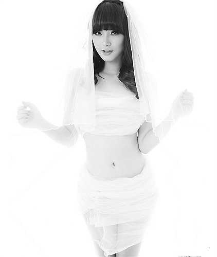 Hải Băng chọn hình ảnh cô dâu quyến rũ cho bìa album đầu tay của mình.