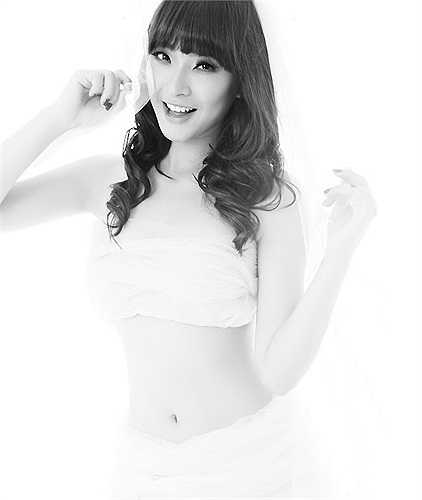 Thành viên cũ của nhóm Mây Trắng phá cách táo bạo khi diện thiết kế áo cưới 'kiệm vải' khoe trọn đường cong gợi cảm.