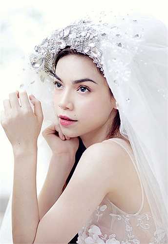 Vẻ đẹp quyến rũ, ngời sáng của nữ ca sĩ trong bộ váy cưới trắng khiến không ít khán giả hồi hộp chờ đợi ngày cô diện bộ đồ cưới dành riêng cho mình.