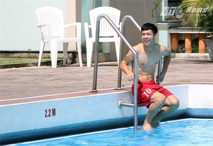 Công Phượng khoe thân hình rắn chắc ở bể bơi (Ảnh: Hà Thành)
