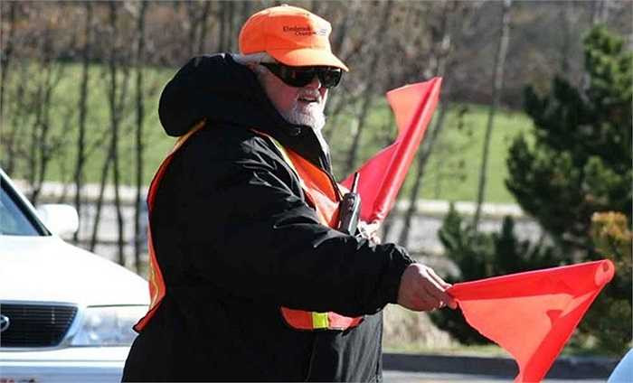 10. Nhân viên bãi đỗ xe - 10,26 USD/giờ Công việc này thực sự không có nhiều niềm vui, ngoài việc bạn thi thoảng có thể chiêm ngưỡng những chiếc siêu xe hạng sang. Trong khi một số nhân viên coi đây là công việc chính thức, nhiều người khác chỉ làm bán thời gian và tranh thủ kiếm thêm thu nhập khi đăng ký những giờ làm nhất định vào buổi đêm. Theo đó, nghề này sẽ vất vả hơn rất nhiều nếu bạn phải làm việc ngoài trời.